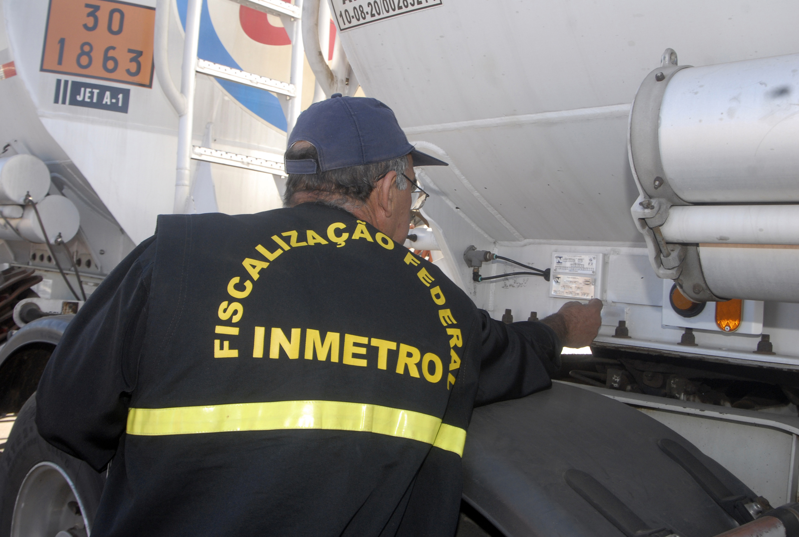 Fiscal do Inmetro realiza vistoria em atividade de metrologia