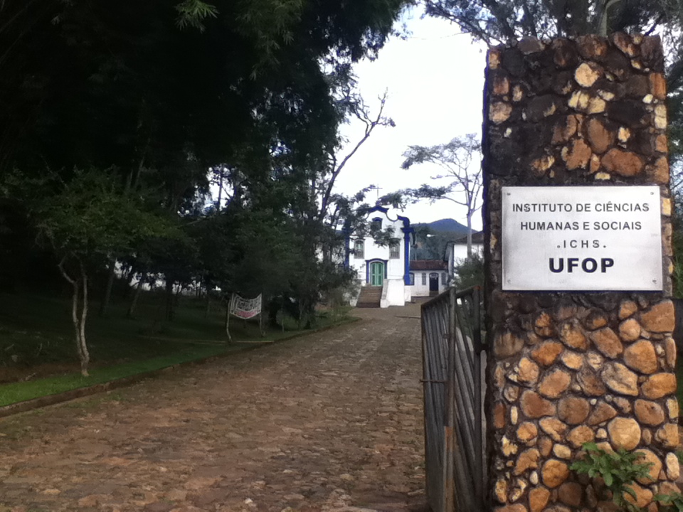 Entrada de unidade institucional da Universidade Federal de Ouro Preto